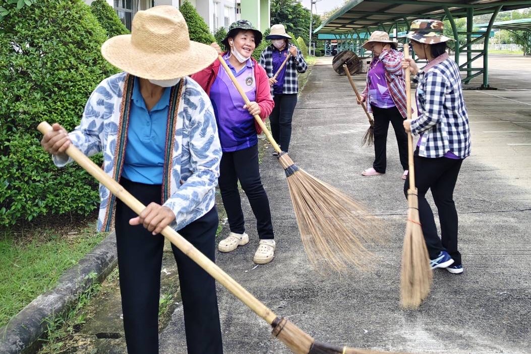 67-10-24 ชุดพัฒนามหาวิทยาลัย กวาดทำความสะอาดบริเวณโรงจอดรถสำนักวิทยบริการและเทคโนโลยีสารสนเทศ และจัดเก้าอี้หอประชุมประกายทอง