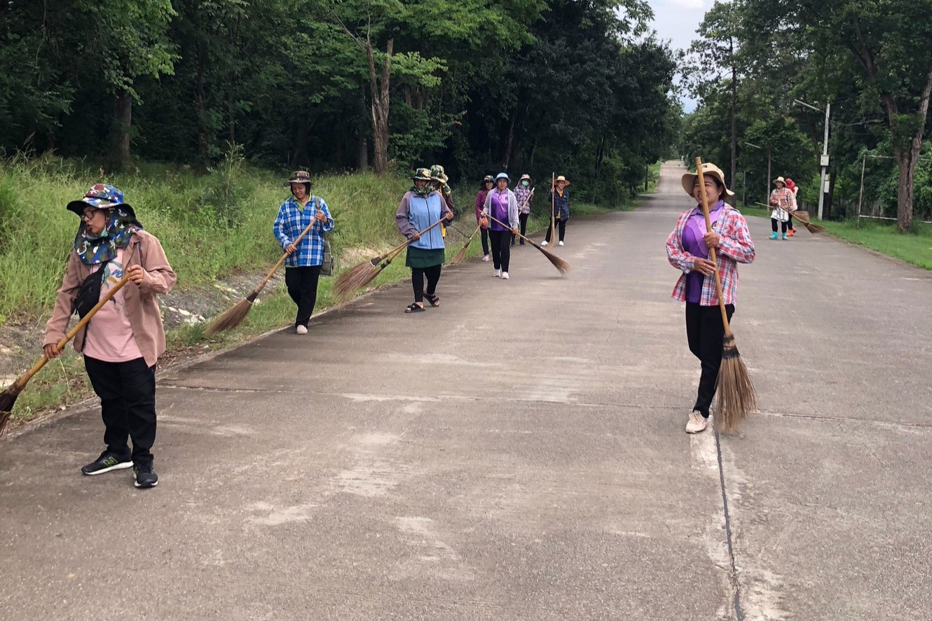 มหาวิทยาลัยราชภัฏเพชรบูรณ์ดำเนินกิจกรรมทำความสะอาดถนนสายรองภายในมหาวิทยาลัย เพื่อเสริมสร้างสิ่งแวดล้อมที่สะอาดและน่าอยู่