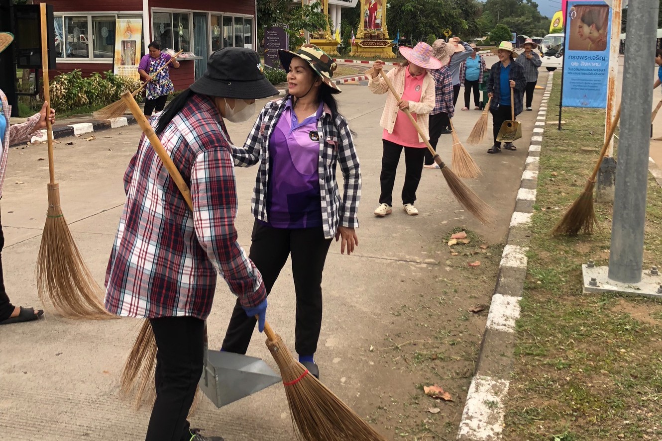 มหาวิทยาลัยราชภัฏเพชรบูรณ์ดำเนินกิจกรรมทำความสะอาดถนนสายหลักภายในมหาวิทยาลัย เพื่อเสริมสร้างความเป็นระเบียบเรียบร้อยและสิ่งแวดล้อมที่ดี