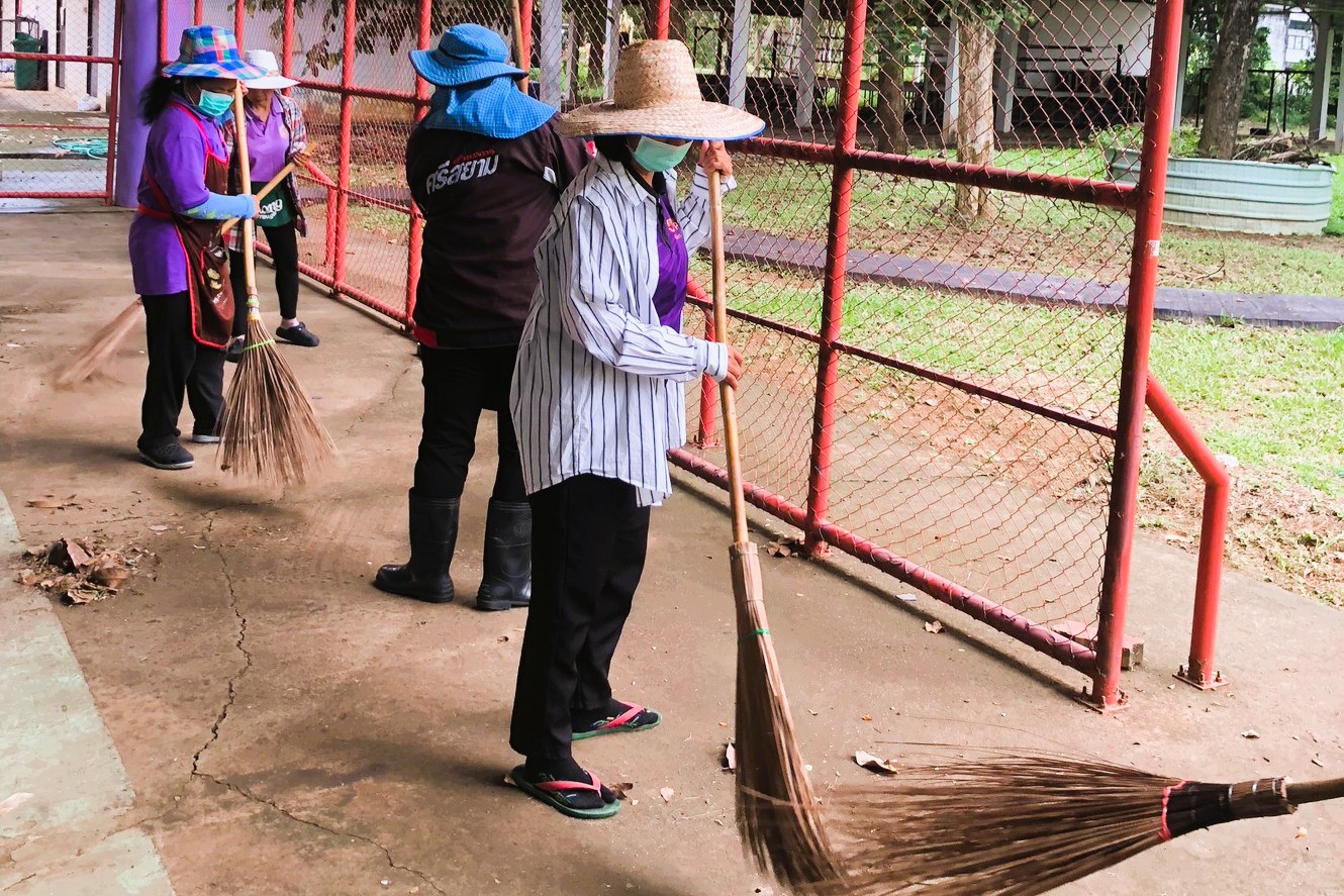 มหาวิทยาลัยราชภัฏเพชรบูรณ์จัดกิจกรรมทำความสะอาดบริเวณสนามกีฬาฟุตซอลและสนามกีฬามวย