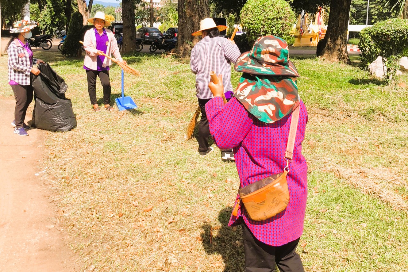 มหาวิทยาลัยราชภัฏเพชรบูรณ์จัดกิจกรรมทำความสะอาดบริเวณโดยรอบอาคารสำนักงานอธิการบดี อาคารช่ออินทนิล และหอประชุมประกายทอง